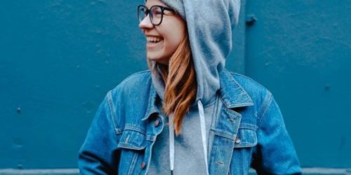 container bleu derrière une jeune femme