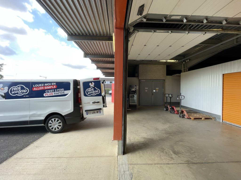 Stationner devant les portes sectionnelles Vous avez choisi Box Center 34 comme garde-meubles.